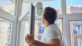 Sipajte ovo u vodu kada perete prozore: Beli okviri ponovo će izgledati kao da ste ih ugradili