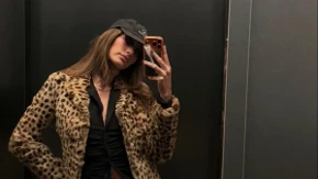 Tamnokosa lepotica: Manekenka okrenula leđa svetlim nijansama, ova boja je prava za nju