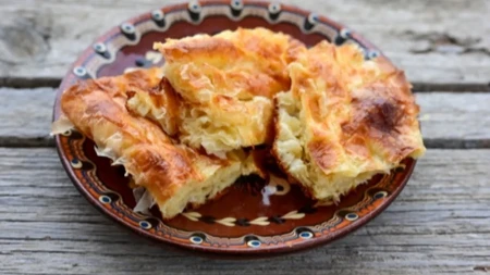 Brza pita od hleba, jaja i jogurta: Samo se sve pomeša i ubaci u rernu, a večera bogovska!