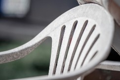 Kako da očistite i izbelite požutele plastične stolice pre proleća: Postupak koji vraća stari sjaj za jedno popodne