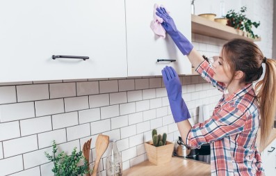 Jedan potez krpom i kuhinja mi blista! Ova tečnost skida masnoću s ormarića bolje od svega!