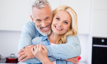 Zašto su stariji muškarci neodoljivi? Psiholozi otkrivaju osobine koje ih čine privlačnim