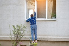 Svi ovo bacaju u smeće, a pravi je spas za prljave prozore: Zablistaće bez hemije i bez ijedne fleke