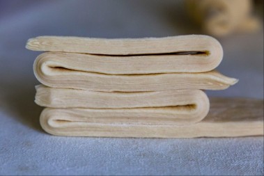 Unutra dobro pečeno, a sa strane savršeno rumeno: Kako se odmrzava svo lisnato testo pre stavljanja u rernu?