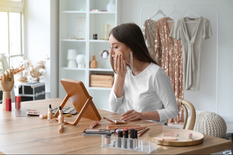 Ten za desetku: Žene nisu svesne da preskaču 5 ključnih koraka, zato im šminka beži sa lica