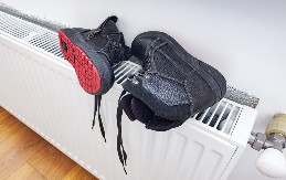 Ni u ludilu na radijator: Mokre cipele mogu da naprave katastrofu, evo koje opcije su bolje
