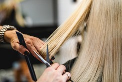 Najveće dame su je nosile 90-ih: Ova frizura izdužuje vrat, ističe jagodice, a nema muke oko održavanja