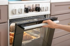 Svi koriste rešetku, a greše: Ova funkcija na dnu rerne pravi picu i hleb kao iz restorana