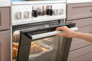 Svi koriste rešetku, a greše: Ova funkcija na dnu rerne pravi picu i hleb kao iz restorana