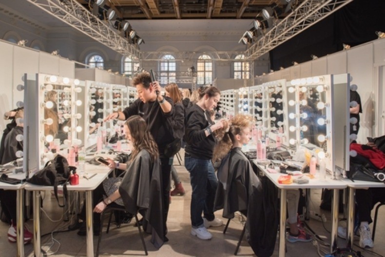 Saloni ne staju: Ova raskošna nijansa osvojila žene širom Srbije!