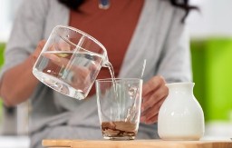 Svi su počeli da piju vodu sa cimetom čim otvore oči: Evo šta se dešava u telu i zašto je ovaj napitak postao hit