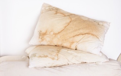 Kako da požuteli jastuci zablistaju? Bakin trik skida fleke i neprijatne mirise očas posla!