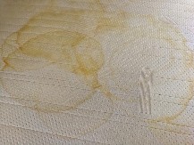 Ne bi vam uopšte palo na pamet, a skida žutilo kao od šale: Evo kako očistiti prljav dušek, treba vam samo jedno stredstvo iz kupatila