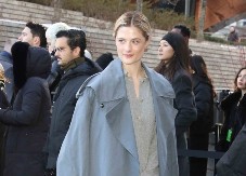 Da li znate čija je ovo ćerka? Lepotu povukla na majku koja je poznata glumica