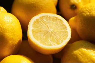Stavite limun u zamrzivač: Odličan trik koji štedi vreme, a evo za šta sve može da se iskoristi