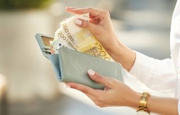 Izlaze iz finansijske krize: Ova 3 horoskopska znaka će vratiti sve dugove, mukama je kraj!