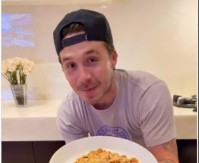 Bruklin Bekam razbesneo Italijane: Hvalio se kako pravi bolonjeze i omašio, evo šta je uradio