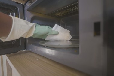 Kako očistiti unutrašnjost mikrotalasne? Stavite ovu mešavinu u nju i sva masnoća otpada momentalno, ovako se očisti za čas