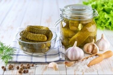 NE BACAJTE ODMAH Evo koliko zaista sme da stoji otvorena tegla kiselih krastavaca u frižideru