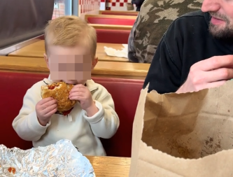 Ljubav na prvi zalogaj: Morate da vidite reakciju dečaka kada je prvi put probao burger, da pukneš od smeha!