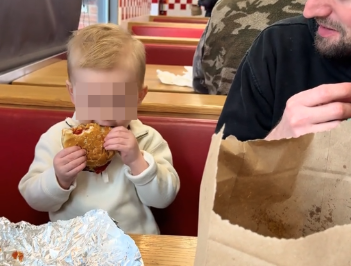 Ljubav na prvi zalogaj: Morate da vidite reakciju dečaka kada je prvi put probao burger, da pukneš od smeha!