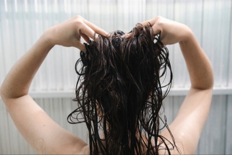 Odmah ga bacite u kantu za smeće! Ovo je najgori šampon koji možete staviti na kosu