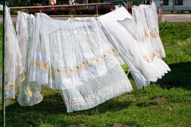 Kako oprati zavese šećerom: Starinski trik za belinu i čvrstinu bez izbeljivača i peglanja