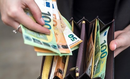 Novac stiže u martu: 3 horoskopska znaka će se kupati u parama!