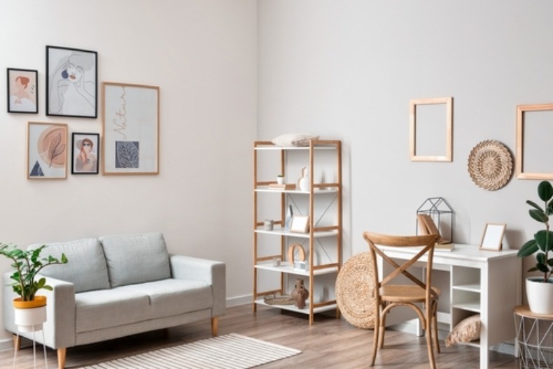 Svaki dizajner će vam ovo reći: Ovakav raspored slika čini dnevnu sobu vizuelno lepšom