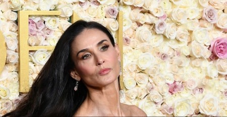 Lepa sa šminkom i bez nje: Demi Mur izgleda fenomenalno u prirodnom izdanju, godine uspešno krije