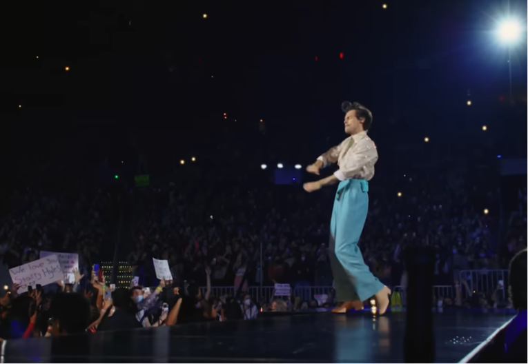 Morbidnost bez granica: Nećete verovati šta je čuveni pevač radio na bakinoj sahrani, ovo još nismo videli