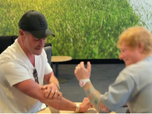 Frajer protiv riđokosog: Slavni momci se žestoko pokačili, sve žene su navijale za ovog lepotana