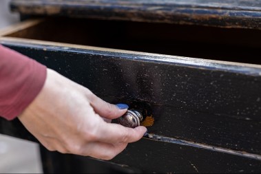 Deka se nije šalio sa nasledstvom: Unuka izneverovala kada je videla šta ima u fioci, na ovome joj mnogi zavide!