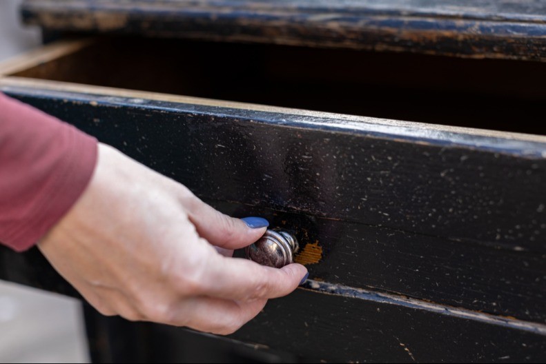 Deka se nije šalio sa nasledstvom: Unuka izneverovala kada je videla šta ima u fioci, na ovome joj mnogi zavide!