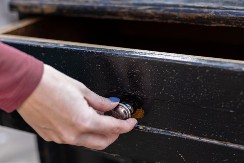 Deka se nije šalio sa nasledstvom: Unuka izneverovala kada je videla šta ima u fioci, na ovome joj mnogi zavide!