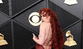 Kao gola, ali ipak nije: Pevačica napravila skandal na dodeli nagrada, svi se okomili zbog ovog autfita