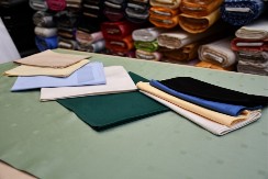 Nimalo omiljni, al' šta ćete, opet je IN: U prodavnicama izlažu samo komade od ovog materijala, ponovo nas je preplavio