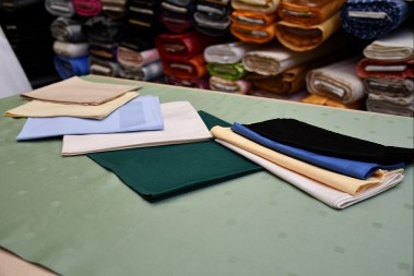 Nimalo omiljni, al' šta ćete, opet je IN: U prodavnicama izlažu samo komade od ovog materijala, ponovo nas je preplavio