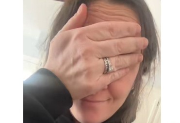 Zbog dečakovog (4) crteža ljudi plaču od smeha: Jedan detalj na mami je sve nasmejao