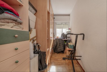 Mali stan od 20 kvadrata sređen tip-top! Sve na svom mestu i seperfunkcionalano, ima dovoljno svetla što je najbitnije