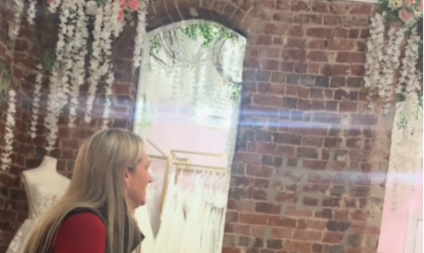 Rasplakala majku: Buduća mlada ušla u kabinu, a kada je izašla na sebi je imala nešto prelepo!