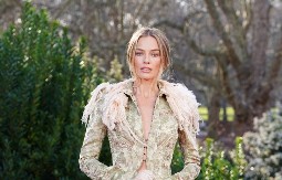 Margo Robi provocira bez stida: Crvene čarape i halteri kao nehajno provirili ispod kaputa