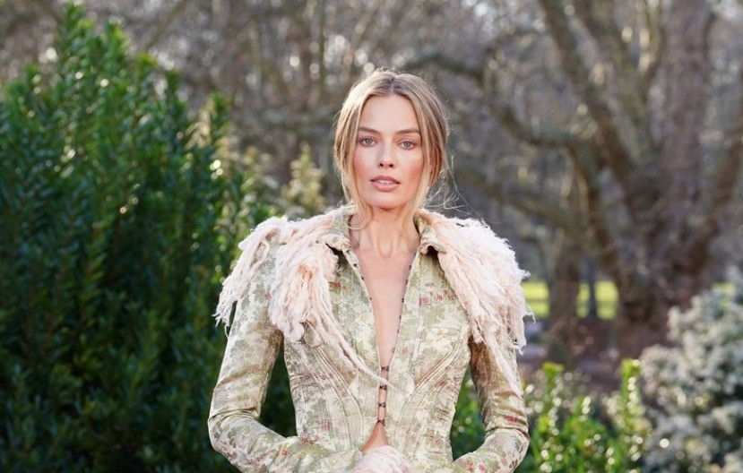 Margo Robi provocira bez stida: Crvene čarape i halteri kao nehajno provirili ispod kaputa