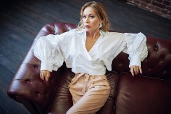 Žene posle 50 otkrile modni trik koji briše godine: Ove pantalone sakrivaju stomak, izdužuju noge i čine da izgledate elegantno bez mnogo truda.