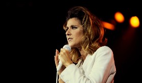 Jezive scene čuvene pevačice: Grči se, plače, jauče... bolest je uništava 