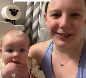 Beba od 5 meseci koristi nošu umesto pelena: Mama otkrila trik i zapalila mreže