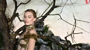 Lepotica kakva se retko viđa: Australijska diva očarala u crnoj mini haljini, klasičan stil začinila ovako