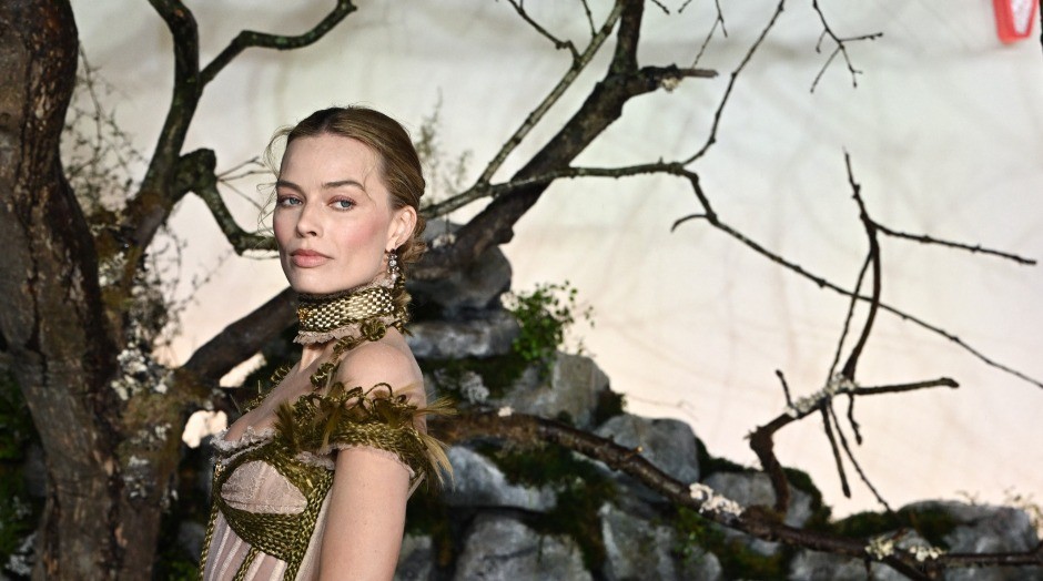 Lepotica kakva se retko viđa: Australijska diva očarala u crnoj mini haljini, klasičan stil začinila ovako