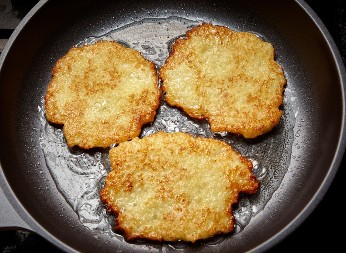 Ručak koji košta manje od hleba: Od tri krompira i jednog luka pravi se obrok za celu porodicu, za samo 15 minuta