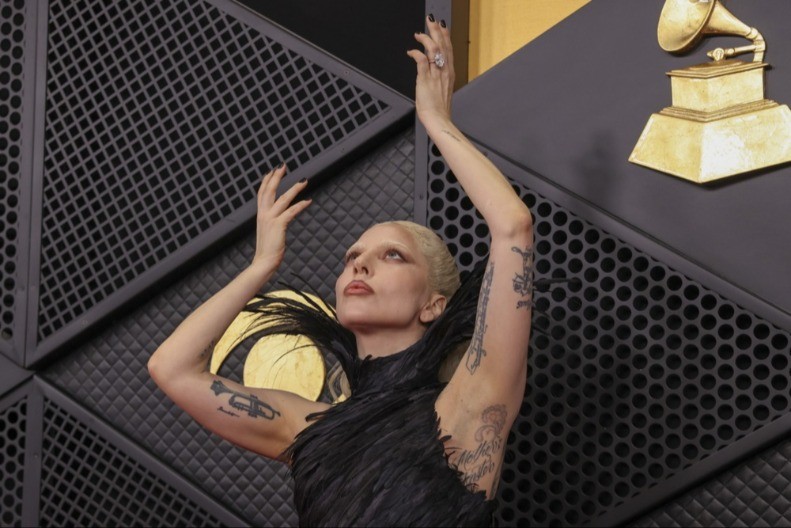 Nemojte da ova haljina prođe ispod radara! Damska, svedena i za svaku ženu, toaleta Lejdi Gage oduševljava 